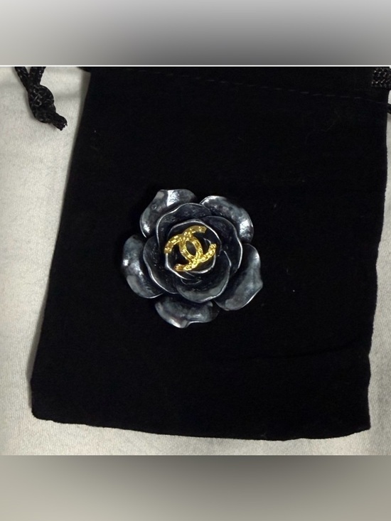 The Unbranded Brand Jewelry - Pendant Flower Luxury Black with gold tone accents!